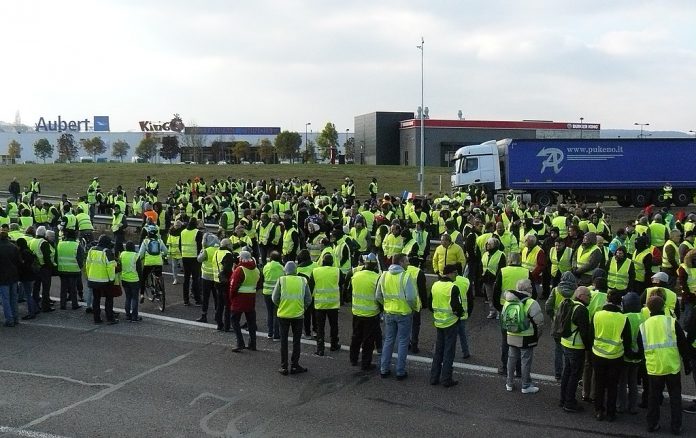1024px-ManifGiletsJaunesVesoul_17nov2018_(cropped)