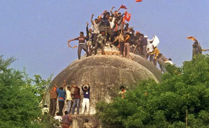 9-Kar-sevaks-enter-the-Babri-Masjid.-A-group-of-volunteers-even-manage-to-climb-on-top-of-one-of-the-domes.-e1538058789242 (1)