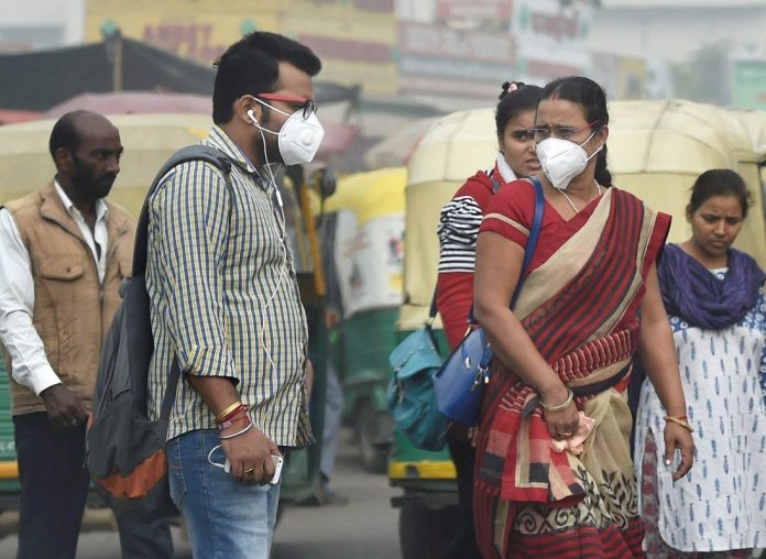 Delhi pollution people wear masks news on pollution