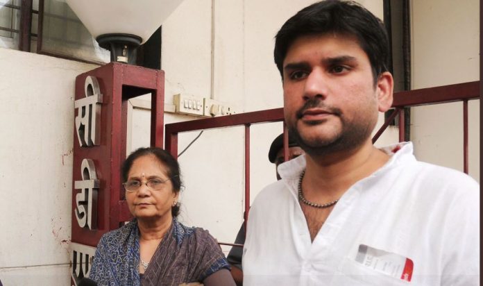 rohit shekhar tiwari with his mother rohit shekhar tiwari with his mother