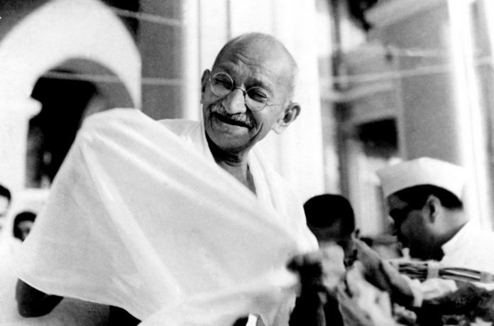 Mahatma_Gandhi_laughing-e1557915101653-696x459 Mahatma_Gandhi_laughing-e1557915101653-696x459
